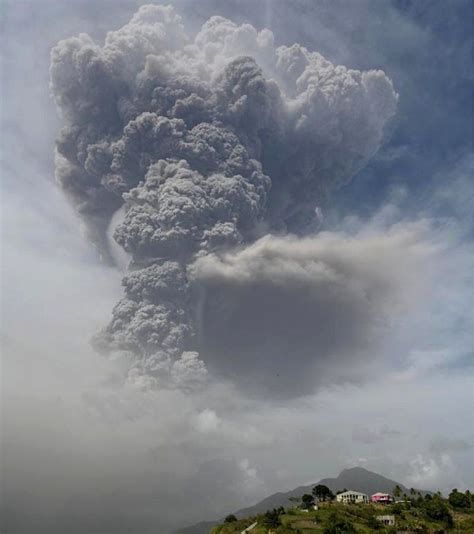 Saint Vincent volcano: 'Explosive' Soufrière eruption sparks mass evacuation - BBC News