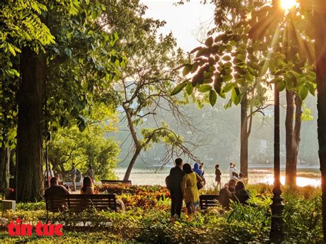 'Phố đi bộ' Hồ Gươm ‘lạ’ trong ngày nắng cuối Thu | baotintuc.vn