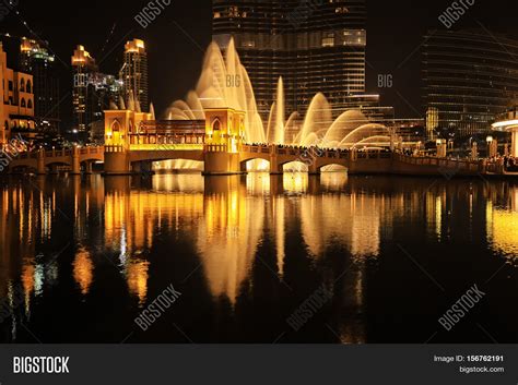 Dubai Fountain Show Image & Photo (Free Trial) | Bigstock