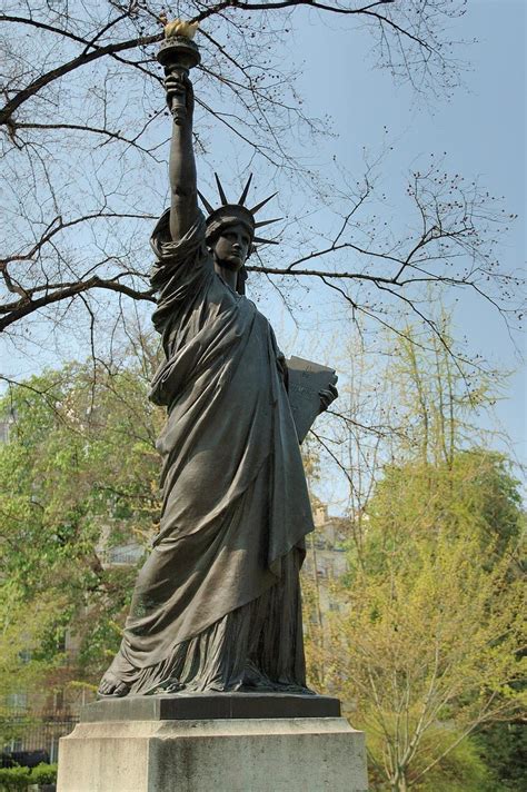 Statue della Libertà a Parigi - Paris Forever