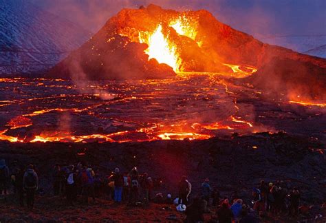 Volleyball-Spiel vor glühender Lava am Vulkan in Island: Video geht viral