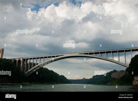 The Rainbow Bridge between the USA and Canada at Niagara Falls Stock Photo - Alamy