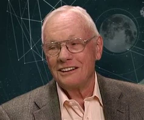 Neil Armstrong Biography - Facts, Childhood, Family Life & Achievements