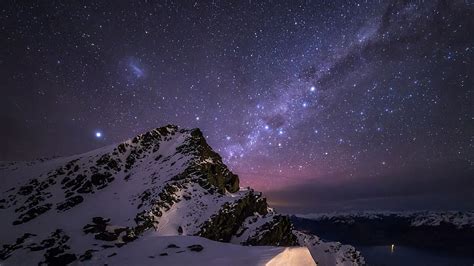 Cielo nocturno sobre picos montañosos, estrellas, montañas, invierno ...