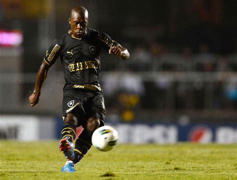 Seedorf faz pior partida como titular do Botafogo em número de passes ...