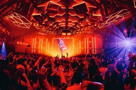 Best Of Nightlife In Singapore: 15 Attractions You Mustn’t Miss