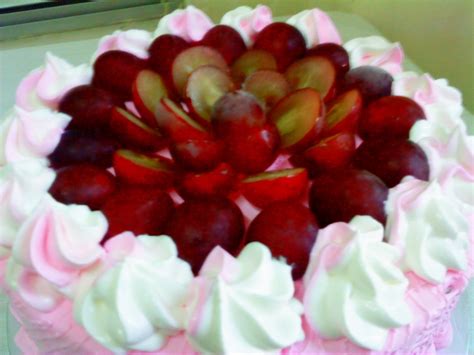 Vanilla Pastry: Ice Cream Cake with Grapes Toppings