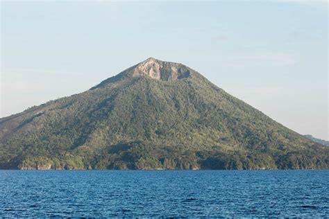 Pulau Gunung Api travel | Indonesia - Lonely Planet