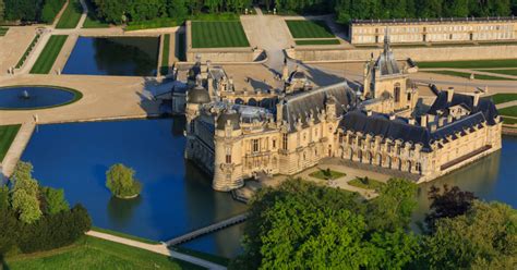 Chateau of Chantilly, castle history and recipe of the creme Chantilly