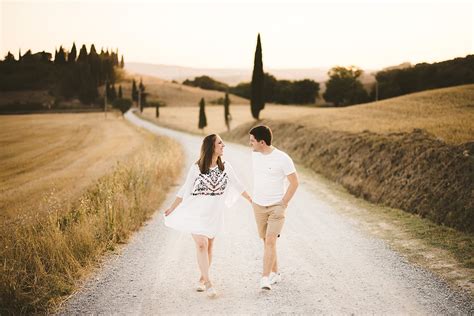 Romantic couple photoshoot in the scenic countryside of Tuscany