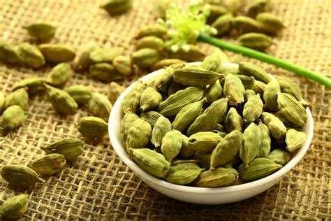 Cardamom Powder in Hindi | इलायची के फायदे व नुकसान | Choti Elaichi