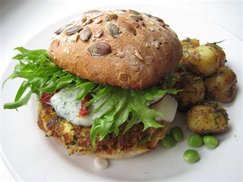 1595 | Veggie burger with zucchini/feta/pea patty. | Miikka H | Flickr