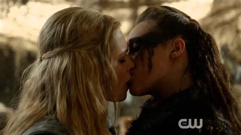 The 100 - Clarke and Lexa: Kiss Scene - YouTube