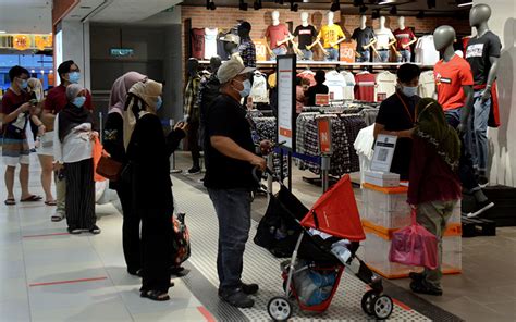 Crowds return to malls but sales still weak | Free Malaysia Today (FMT)