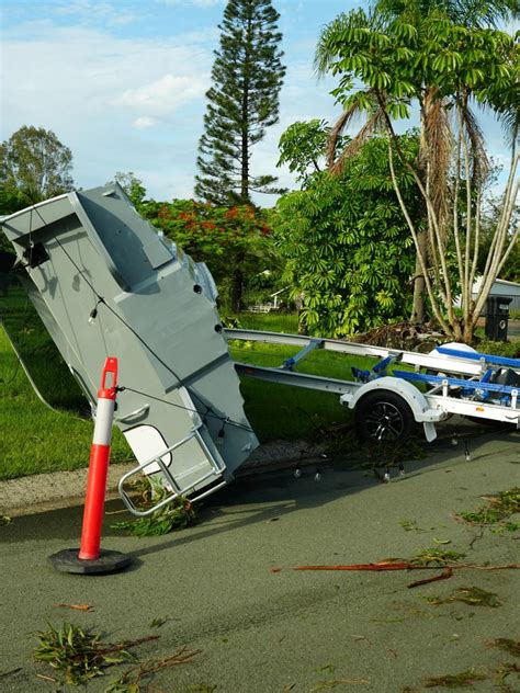 Wild weather shuts down Gold Coast theme parks on Boxing Day | Daily Telegraph