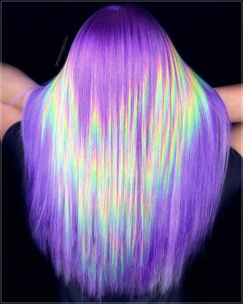 Holographic hair is the new trend that amazes the internet this year