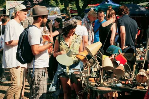 Marché Aux Puces Avec Des Personnes Choisissant Des Meubles De Vintage ...