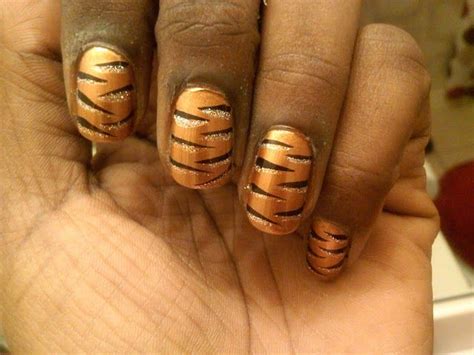 Tiger stripes nail art | Tiger stripe nails, Striped nails, Nail art ...