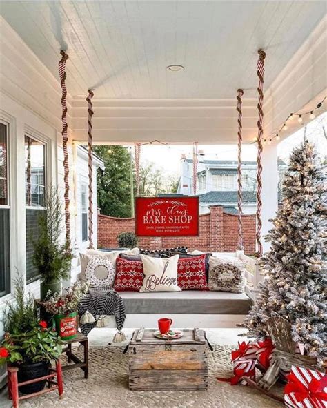 70 Cool Christmas Porch Décor Ideas - DigsDigs