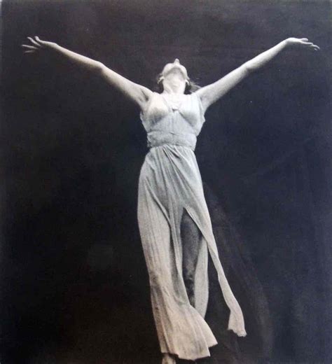 Modern dance pioneer Isadora Duncan, 1910s. [1067 x 1171] : r/HistoryPorn