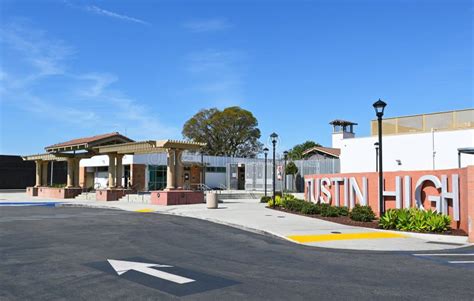 TUSTIN, CALIFORNIA - 26 MAR 2023: Tustin High Sign and Office on the Pubic School Campus on El ...