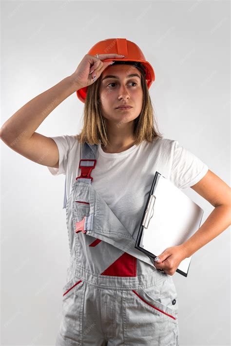 Mujer capataz en uniforme posando para la cámara sobre fondo monótono aislado retrato de una ...