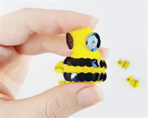 DIY Easy Pom Pom Bumble Bee Craft tutorial | Now thats Peachy