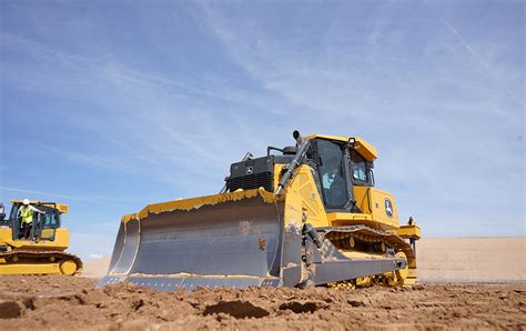 John Deere offers sneak peek at its 850L crawler dozer