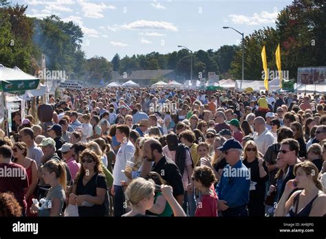 Huge crowds at 2007 Hudson Valley Garlic Festival Saugerties New York Stock Photo - Alamy