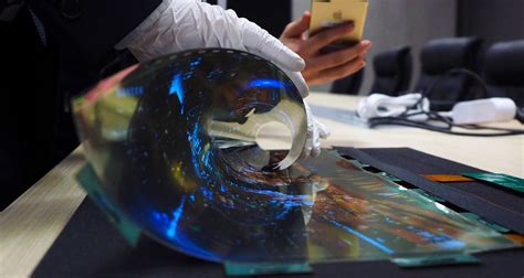 LG Will Attempt to Make the Future of Smartphones Rollable, Not ...