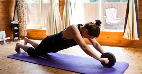 Ab Roller Will Seriously Work Your Core—Here's How to Use One