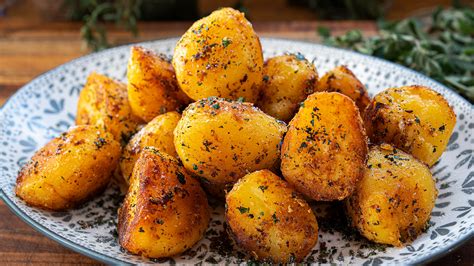 Greek Roasted Lemon and Garlic Potatoes - Easy Meals with Video Recipes ...