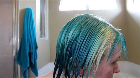 My Experience With Giving My Hair a Bleach Bath - YouTube