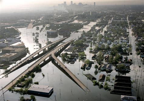 23 Août 2005 – L'ouragan Katrina se forme au-dessus des Bahamas, devenant plus tard un ouragan ...