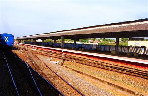 Kanyakumari Railway Station,India | ㄧ種不完美的離去. | lot on the road | Flickr