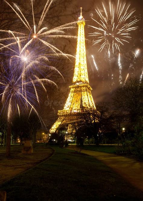 343 Eiffel Tower Fireworks New Year Paris Stock Photos - Free & Royalty ...