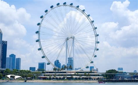 Premium Photo | Singapore flyer, ferris wheel