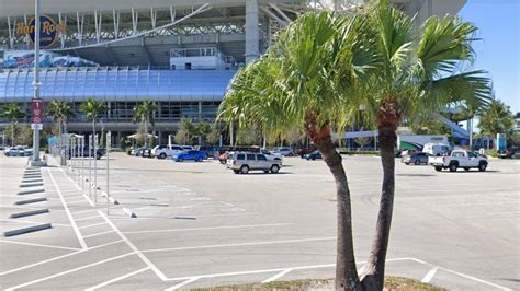 Maroon Parking Lot | Miami Dolphins v New England Patriots | 11 Sep ...