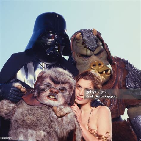 Carrie Fisher on Stinson Beach in Northern California with the cast ...