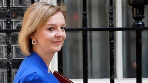 Calls for Liz Truss not to take yearly £115,000 as ex-prime minister - BBC News