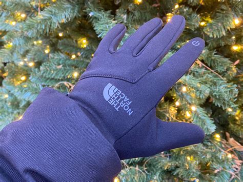 North Face Etip Gloves Review: Warm, Comfortable & Touchscreen-Friendly