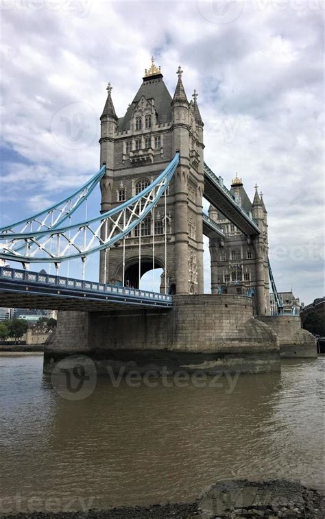 A view of Tower Bridge in London 8193628 Stock Photo at Vecteezy