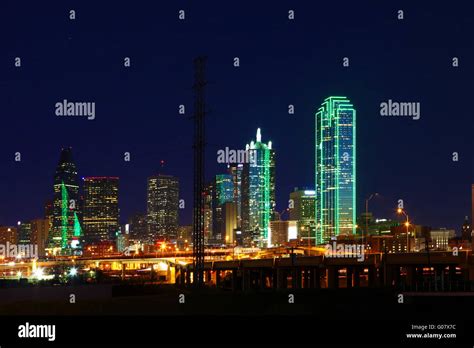 Dallas skyline at night hi-res stock photography and images - Alamy