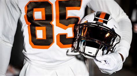 Cleveland Browns Reveal White Helmets For 1946 Throwback Uniforms ...