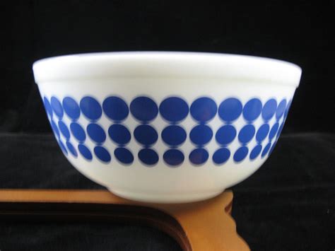 Vintage Pyrex Mixing Bowl Blue Dots Pattern 403 2-1/2 Quart | Etsy | Pyrex mixing bowls, Pyrex ...