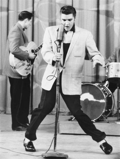 Elvis Presley - Hound Dog - Bravo Waukegan