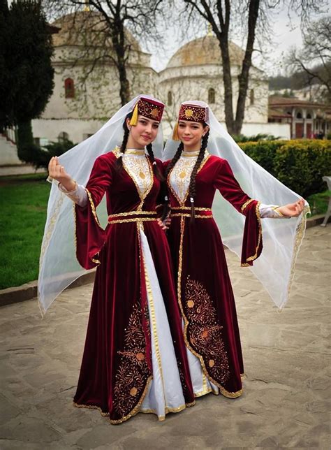 Tatar girls in national costumes. | Abiti tradizionali, Abiti, Abito ...