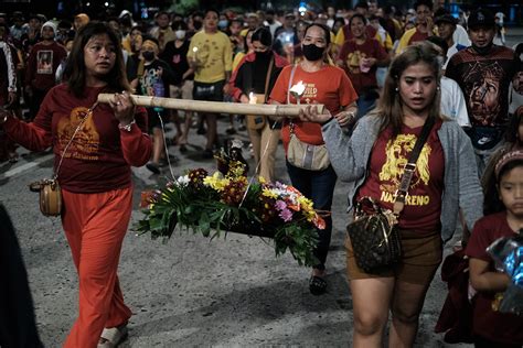 Devotees join big procession for Black Nazarene feast | CBCPNews