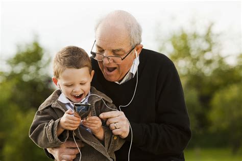 Abuelo y nieto tecnología - Blogthinkbig.com