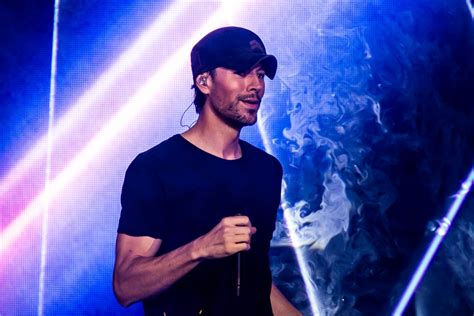 Photos: Enrique Iglesias @ Rogers Arena - Dec 10 2023 - SCENE IN THE DARK